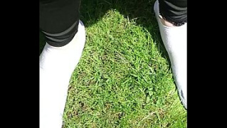 [Auf, Public, Public Flashing] Wei Socken Auf Dem Gartenrasen